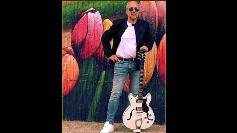 Jau en sia faceto de gitaristo.