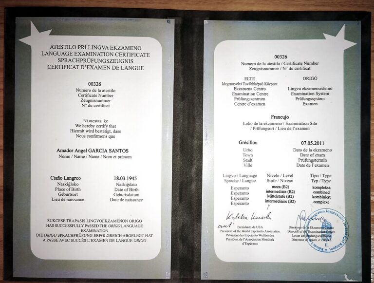 El certificat de l'examen ORIGÓ d'esperanto d'Amador Ángel García Santos, nivell mitjà (B2), fet a Grésillon el 7 de maig de 2011 i signat pel president de l'Associació Universal d'Esperanto i pel director del centre d'exàmens.