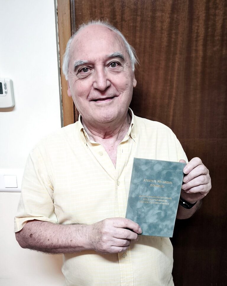 Ángel García amb el seu certificat d'esperanto, el 27 d'agost de 2026.