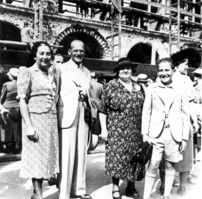 Wanda, Adam, Zofia i el jove Ludwik (Louis-Christophe) Zamenhof, cap a 1935. De les quatre persones de la fotografia, dues serien assassinades en els cinc anys següents.