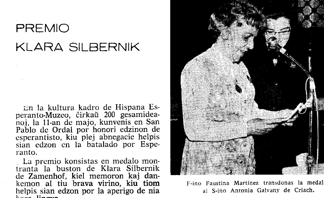 La página del Boletín núm. 210 (julio-agosto de 1975) que cuenta la primera entrega: «F-ino Faustina Martínez transdonas la medalon al S-ino Antonia Galvany de Criach».