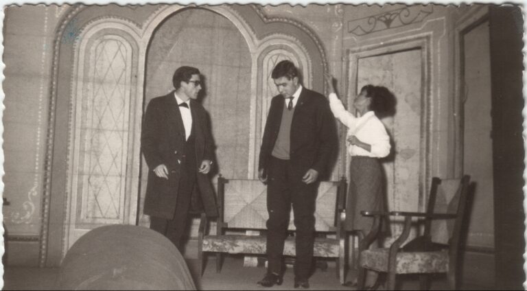 «Yo junto con mi hija y su pretendiente», va escriure Pedro al dors.