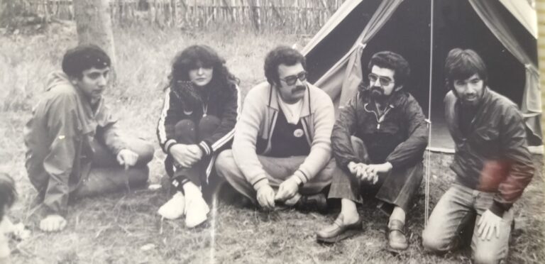Manuel Gargallo Monforte, una participant no identificada, Antonio Madrigal Sáez, José Ramón López Tejerina i Juan Carlos Ruiz Sierra, asseguts davant d'una tenda de campanya.