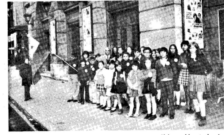 El cor infantil escolar «Esperanto» i el seu mestre, al carrer, el dia del certamen de nadales. La fotografia il·lustrava l'entrevista al Boletín de la Federació Espanyola d'Esperanto núm. 251 (maig-juny de 1982) amb el peu «Nia samideano kaj siaj gelernantoj okaze de Kristnaskkanta konkuro» — «El nostre company i els seus alumnes amb motiu del concurs de nadales».