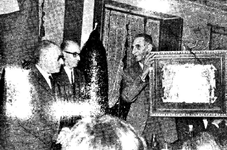 El president Juan Devís, del Grup Esperanto de València, mostra el pergamí amb què el Grup agraïa a Félix Navarro la seua tasca; el peu del butlletí diu que Navarro «posa a la dreta del doctor Herrero». Boletín de la HEF núm. 177 (gener-febrer de 1970).
