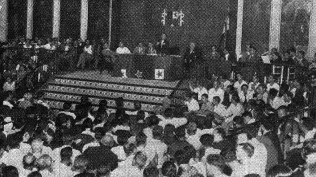 Fotografia en blanc i negre del congrés de SAT a València el 1934: una sala plena de gent davant de la taula de la presidència.