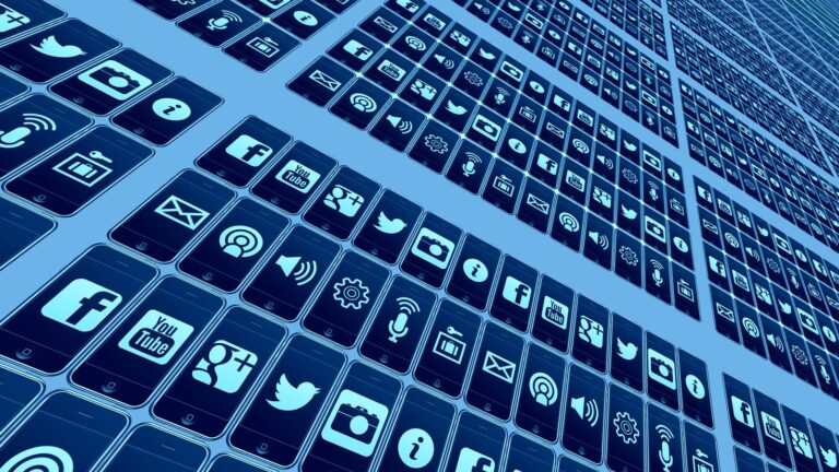 Cientos de iconos de redes sociales y aplicaciones en filas, sobre fondo azul.