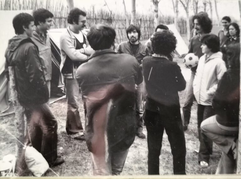 Juan Carlos Ruiz Sierra, dret, parlant enmig d'un cercle de gent en un campament.