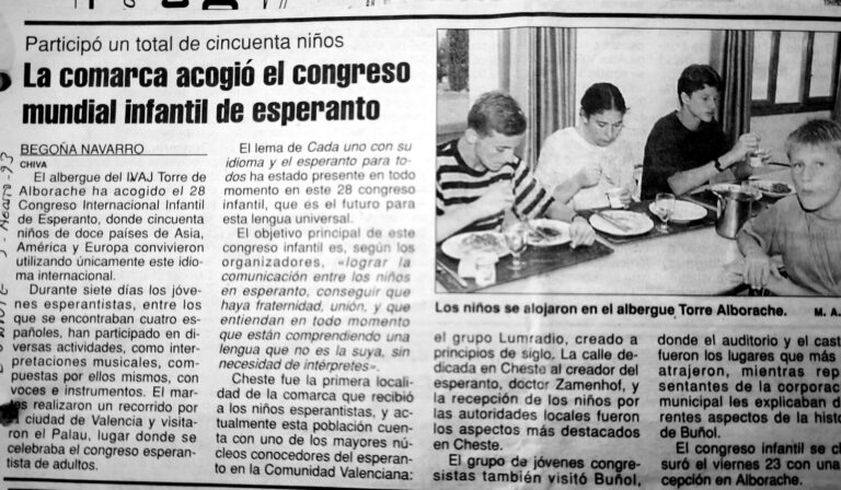 Reproducción del recorte de Levante del 5 de agosto de 1993, firmado por Begoña Navarro desde Chiva: «La comarca acogió el congreso mundial infantil de esperanto», con una fotografía de cuatro niños comiendo en el albergue Torre Alborache.