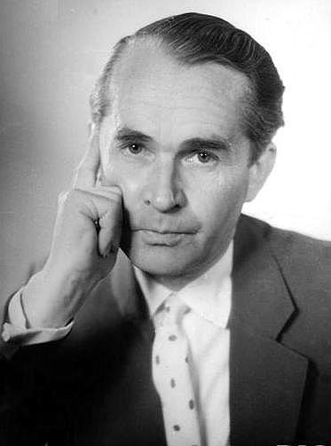 Józef Małgorzewski, el locutor que va llegir el comunicat. La fotografia és molt posterior —entre 1958 i 1967, quan ja treballava a la ràdio de la postguerra—, però és l'única imatge lliure que se'n conserva. Arxiu Nacional Digital de Polònia (NAC), domini públic.