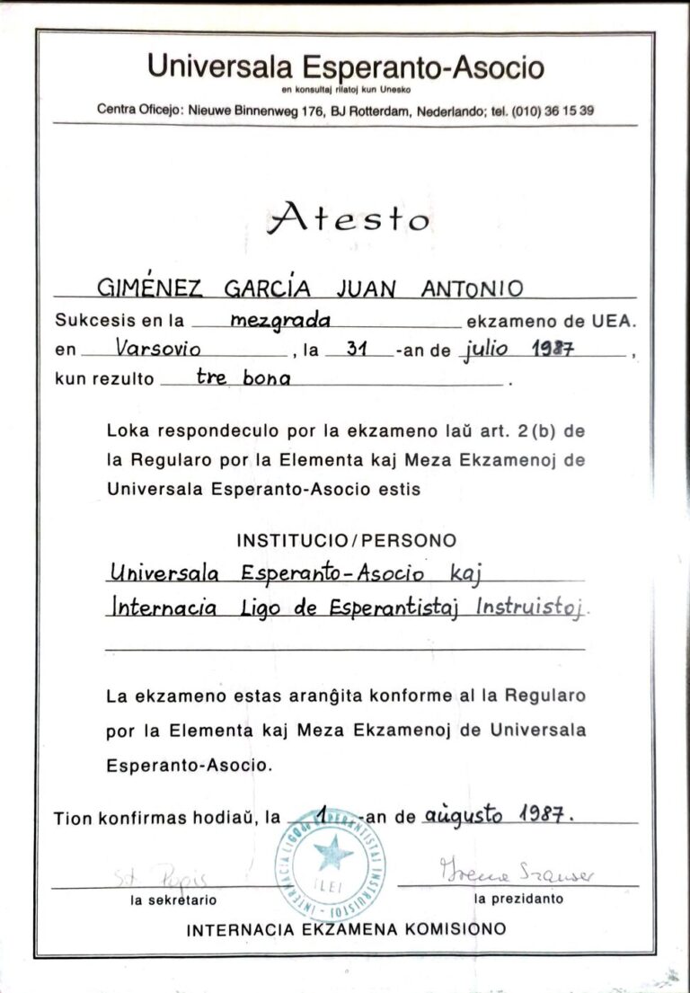 L'atestat de l'examen de grau mitjà de la UEA, superat a Varsòvia el 31 de juliol de 1987 amb resultat «tre bona».