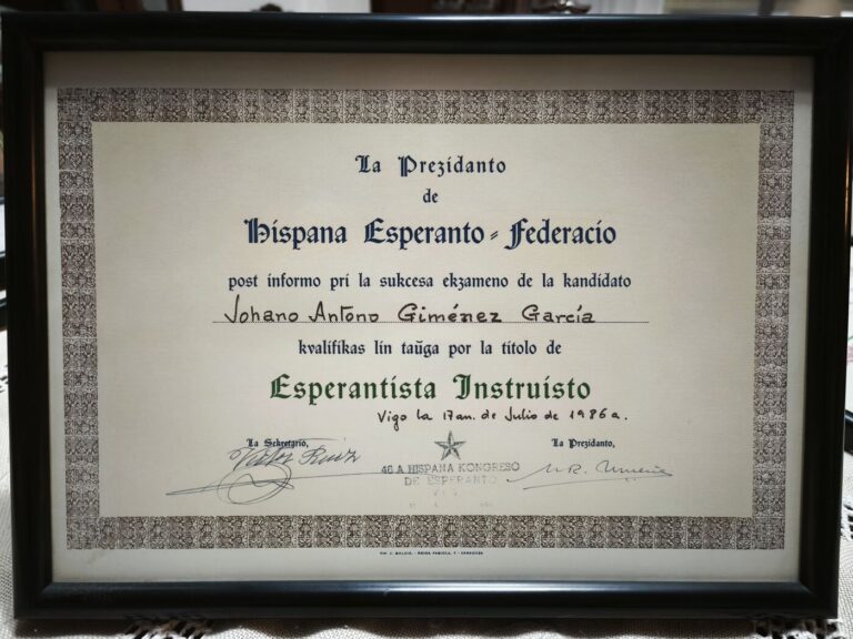 El títol d'«Esperantista Instruisto» de la Federació Espanyola, expedit a Vigo el 17 de juliol de 1986.