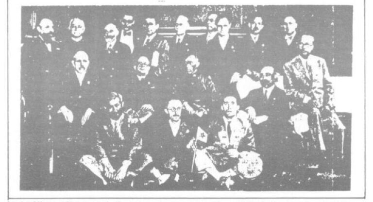 Fotografia del 6é Congrés Espanyol d'Esperanto, Madrid, 1926, a l'Ateneo: una vintena d'homes, amb José Perogordo i Julio Mangada al centre. Publicada a la revista Ahora i reproduïda al llibre.