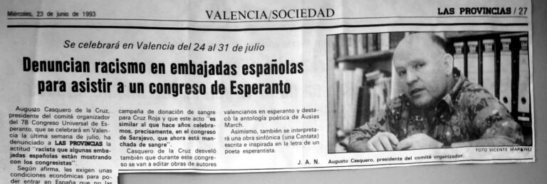 Reproducción del recorte de Las Provincias del miércoles 23 de junio de 1993, página 27, sección «Valencia/Sociedad»: «Denuncian racismo en embajadas españolas para asistir a un congreso de Esperanto», con una fotografía de Augusto Casquero delante de una estantería de archivadores, firmada por Vicente Martínez. El texto va firmado con las iniciales J. A. N.