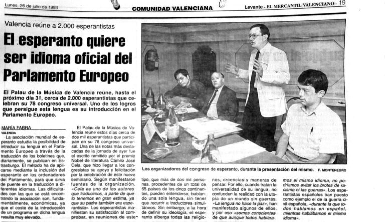 Reproducción del recorte de Levante - El Mercantil Valenciano del lunes 26 de julio de 1993, página 19: «El esperanto quiere ser idioma oficial del Parlamento Europeo», de María Fabra, con una fotografía de F. Montenegro de los organizadores del congreso durante la presentación.