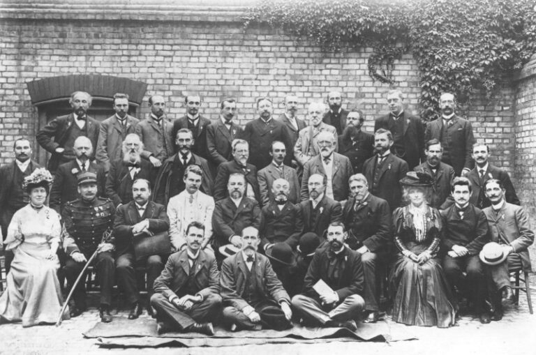 El Lingva Komitato reunit en 1907, dos anys després de la seua fundació a Boulogne-sur-Mer. Zamenhof és en la fila de cadires.