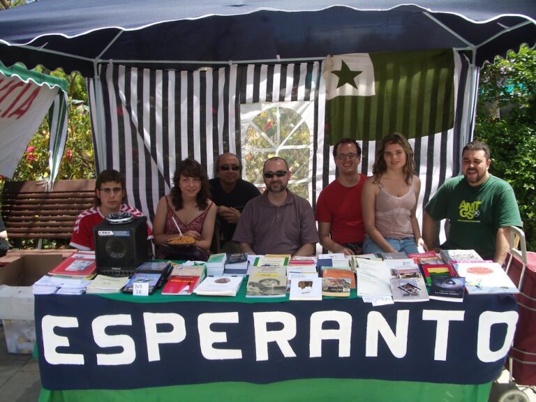 La parada d'esperanto en la 22a Fira Alternativa de València, el 6 de juny de 2009. D'esquerra a dreta: Roger Sanjaume i Calvet, Anna Raventós, Jaume Juan Sendra, Josep Enric Peres i Blesa, Raúl Salinas-Monteagudo, Clara i Ferriol Macip i Bonet