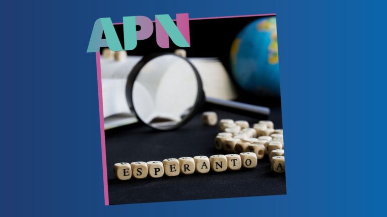 Kovrilbildo de radioprogramo: lupeo, globuso kaj literkubetoj kiuj formas la vorton ESPERANTO.