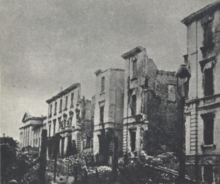 Edificis de la Universitat de Varsòvia destruïts durant el setge alemany de setembre de 1939. Fotografia de la tardor de 1939, autor desconegut, domini públic.