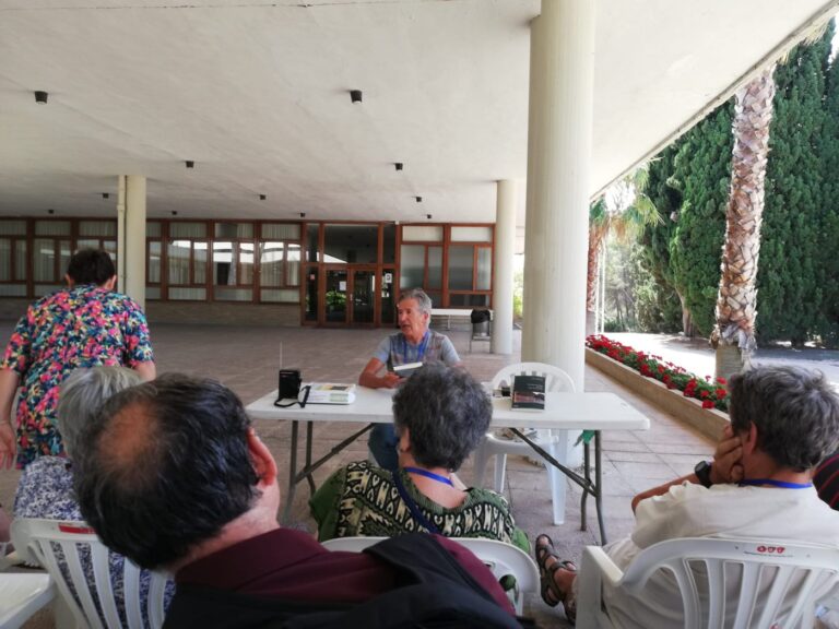 Toño del Barrio en una de les sessions del congrés, el 8 de setembre. Foto compartida al grup de WhatsApp «Esperanto Teruel».
