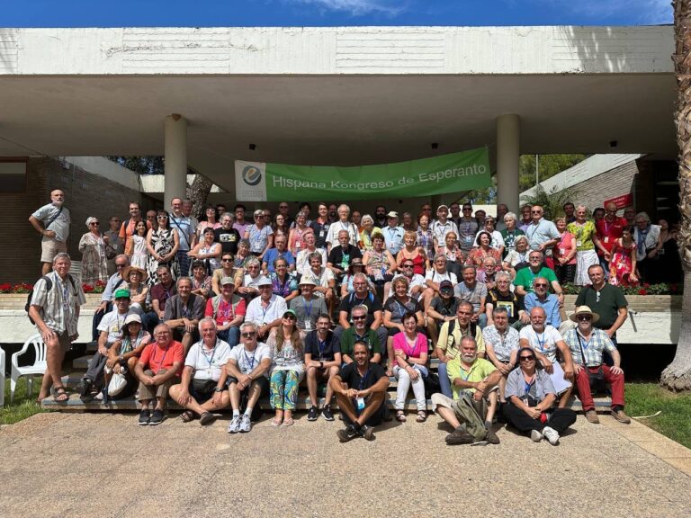 La foto de grup del 82é Congrés Espanyol d'Esperanto, sota la pancarta «Hispana Kongreso de Esperanto», a l'antiga Universitat Laboral de Xest, el 7 de setembre de 2024. Foto compartida al grup de WhatsApp del comité local.