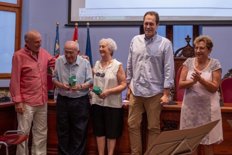 Un dels homenatges als esperantistes de Xest en la recepció de l'Ajuntament, el 6 de setembre de 2024. Foto: Ajuntament de Xest.
