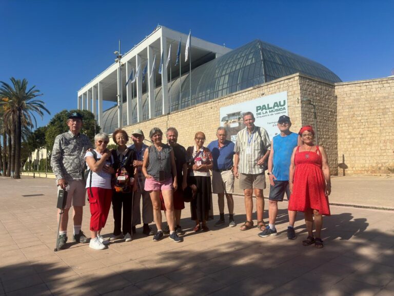 Els congressistes del postcongrés davant del Palau de la Música, el 10 de setembre de 2024. Foto de Manuela, compartida per Dennis Keefe.