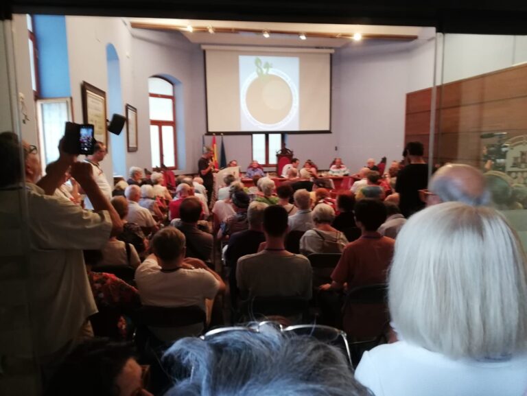 Una de les conferències del congrés, amb la sala plena, el 7 de setembre. Foto compartida al grup de WhatsApp «Esperanto Teruel».