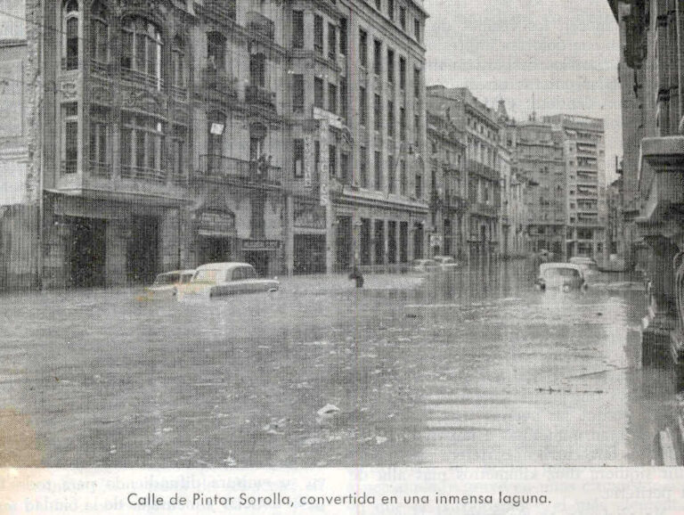 El carrer del Pintor Sorolla, convertit en «una inmensa laguna», el 14 d'octubre de 1957. Foto del fullet «Luto en Valencia».