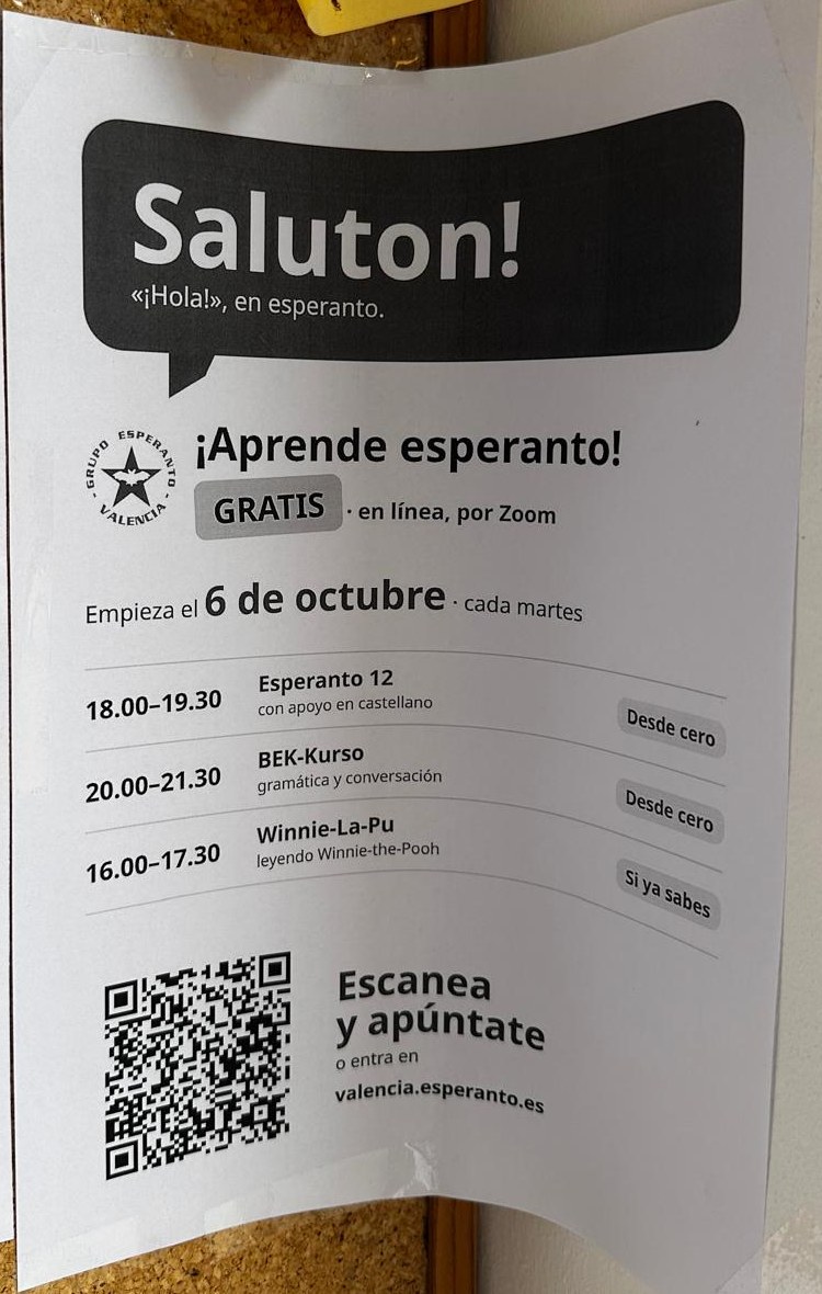 El cartell dels cursos en castellà, en blanc i negre, apegat amb cinta en un suro.