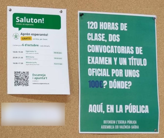 El cartell dels cursos en valencià, en color, en un suro al costat d'un cartell de l'assemblea de l'EOI València-Saïdia.