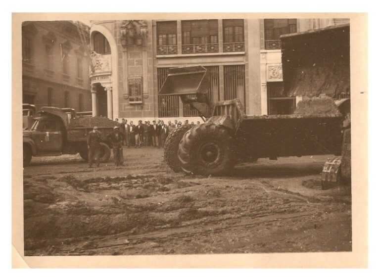 Traient el fang a l'encreuament del carrer del Pintor Sorolla amb el de la Universitat, l'octubre de 1957.