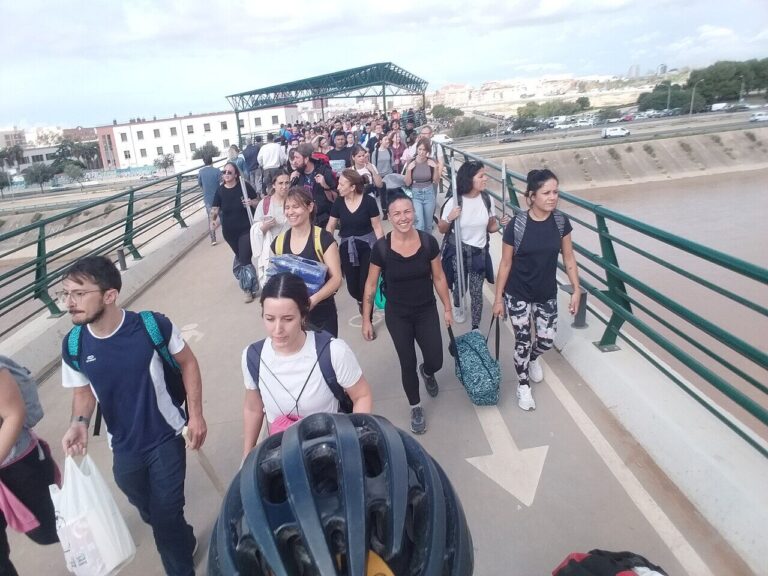 Voluntaris camí dels pobles de l'Horta Sud pel pont que es va dir «de la Solidaritat», l'1 de novembre de 2024.